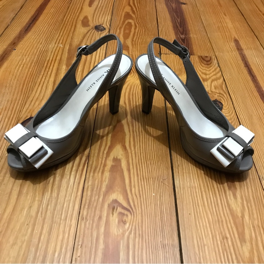 Anne Klein iFlex Tan Beige Bow Patent Leather Slingback Heels, EUC, 7.5